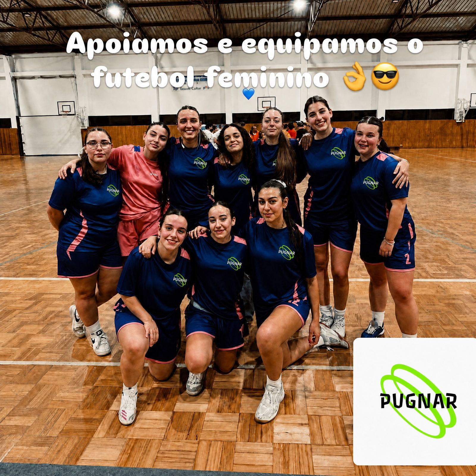 Equipa de futebol feminino equipada pela Pugnar, em pavilhão